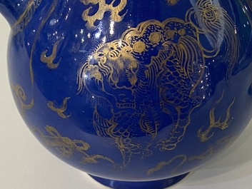 Une paire de verseuses couvertes en porcelaine de Chine bleu poudr&eacute; &agrave; d&eacute;cor dor&eacute;, Kangxi