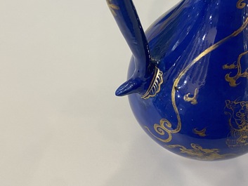 Une paire de verseuses couvertes en porcelaine de Chine bleu poudr&eacute; &agrave; d&eacute;cor dor&eacute;, Kangxi