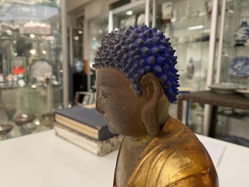 Une figure de Bouddha en bois laqu&eacute; et dor&eacute;, Chine, Ming