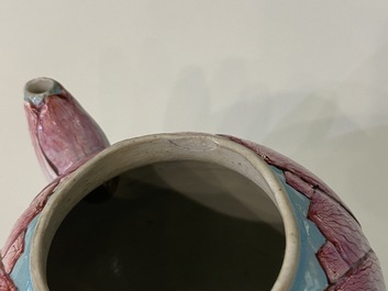 Une th&eacute;i&egrave;re couverte en forme de lotus en porcelaine de Chine famille rose, Yongzheng