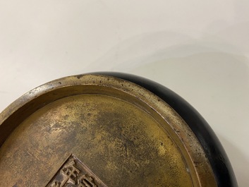Un br&ucirc;le-parfum en bronze, marque de Xuande, Kangxi