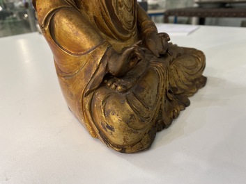 Une figure de Bouddha en bois laqu&eacute; et dor&eacute;, Chine, Ming