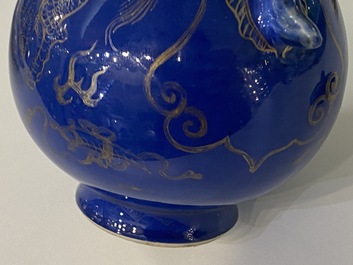 Une paire de verseuses couvertes en porcelaine de Chine bleu poudr&eacute; &agrave; d&eacute;cor dor&eacute;, Kangxi