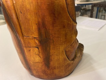 Une figure de Bouddha en bois laqu&eacute; et dor&eacute;, Chine, Ming
