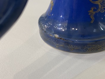 Une paire de verseuses couvertes en porcelaine de Chine bleu poudr&eacute; &agrave; d&eacute;cor dor&eacute;, Kangxi