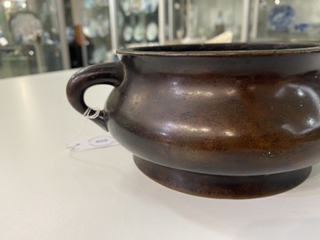 Un br&ucirc;le-parfum en bronze, marque de Xuande, Kangxi