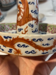 Een Chinese vijfdelige ijzerrode 'draken' garnituur, 19e eeuw