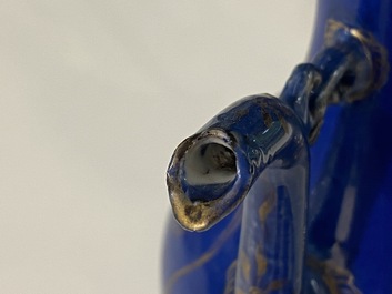 Une paire de verseuses couvertes en porcelaine de Chine bleu poudr&eacute; &agrave; d&eacute;cor dor&eacute;, Kangxi