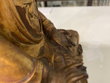 Une figure de Bouddha en bois laqu&eacute; et dor&eacute;, Chine, Ming