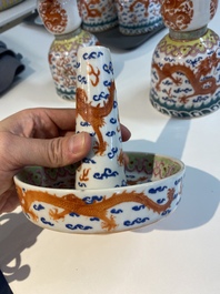 Een Chinese vijfdelige ijzerrode 'draken' garnituur, 19e eeuw