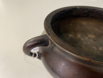 Un br&ucirc;le-parfum en bronze, marque de Xuande, Kangxi