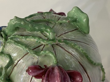 Une th&eacute;i&egrave;re couverte en forme de lotus en porcelaine de Chine famille rose, Yongzheng