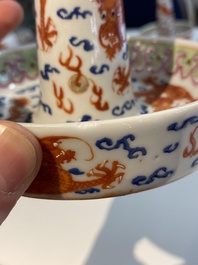 Een Chinese vijfdelige ijzerrode 'draken' garnituur, 19e eeuw