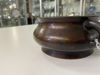 Un br&ucirc;le-parfum en bronze, marque de Xuande, Kangxi