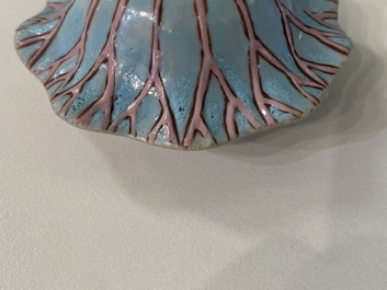 Une th&eacute;i&egrave;re couverte en forme de lotus en porcelaine de Chine famille rose, Yongzheng
