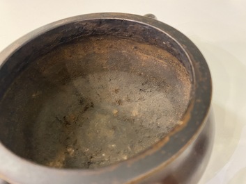 Un br&ucirc;le-parfum en bronze, marque de Xuande, Kangxi