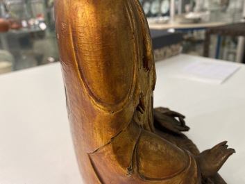 Une figure de Bouddha en bois laqu&eacute; et dor&eacute;, Chine, Ming