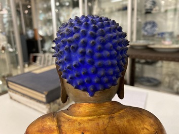 Une figure de Bouddha en bois laqu&eacute; et dor&eacute;, Chine, Ming