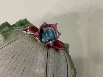Une th&eacute;i&egrave;re couverte en forme de lotus en porcelaine de Chine famille rose, Yongzheng