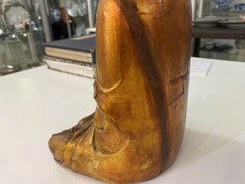 Une figure de Bouddha en bois laqu&eacute; et dor&eacute;, Chine, Ming