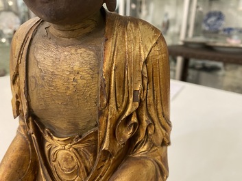 Une figure de Bouddha en bois laqu&eacute; et dor&eacute;, Chine, Ming