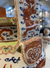 Een Chinese vijfdelige ijzerrode 'draken' garnituur, 19e eeuw