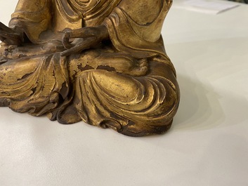 Une figure de Bouddha en bois laqu&eacute; et dor&eacute;, Chine, Ming