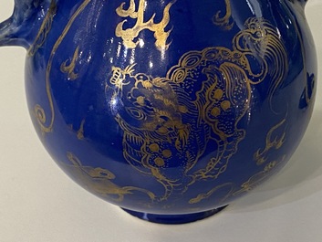 Une paire de verseuses couvertes en porcelaine de Chine bleu poudr&eacute; &agrave; d&eacute;cor dor&eacute;, Kangxi