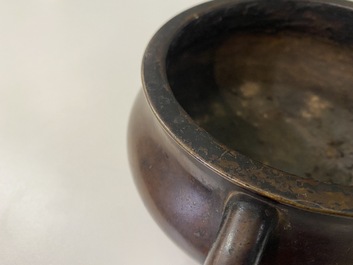 Un br&ucirc;le-parfum en bronze, marque de Xuande, Kangxi