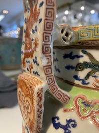 Een Chinese vijfdelige ijzerrode 'draken' garnituur, 19e eeuw