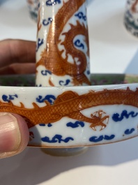 Een Chinese vijfdelige ijzerrode 'draken' garnituur, 19e eeuw