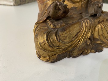 Une figure de Bouddha en bois laqu&eacute; et dor&eacute;, Chine, Ming