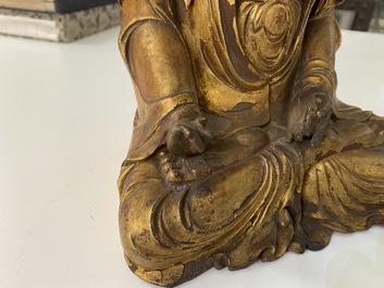 Une figure de Bouddha en bois laqu&eacute; et dor&eacute;, Chine, Ming