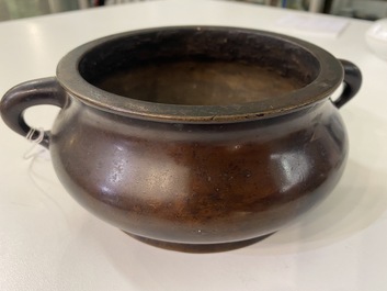 Un br&ucirc;le-parfum en bronze, marque de Xuande, Kangxi