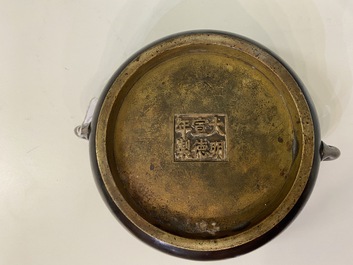 Un br&ucirc;le-parfum en bronze, marque de Xuande, Kangxi