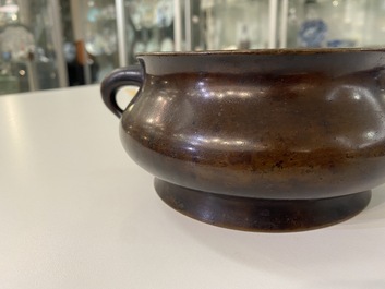 Un br&ucirc;le-parfum en bronze, marque de Xuande, Kangxi
