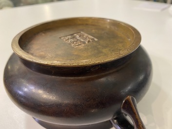 Un br&ucirc;le-parfum en bronze, marque de Xuande, Kangxi