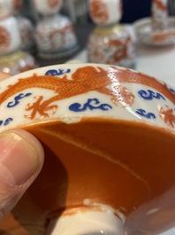 Een Chinese vijfdelige ijzerrode 'draken' garnituur, 19e eeuw