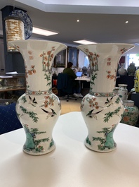 Een paar Chinese famille verte 'yenyen' vazen met eksters bij prunusbloesems, 19e eeuw