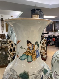 Twee Chinese famille rose vazen, 19e eeuw
