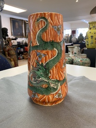 Un vase de forme cylindrique en porcelaine de Chine famille verte &agrave; d&eacute;cor de dragons sur fond faux-bois, 19/20&egrave;me