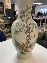 Twee Chinese famille rose vazen, 19e eeuw