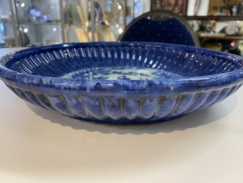 Een Chinese geribde blauw-witte schotel met een geleerde en zijn student, 19e eeuw