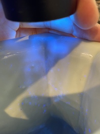 Een Chinese blauw-witte en koperrode vaas met een bergachtig landschap, 19e eeuw