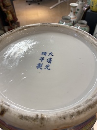 Een Chinese famille rose vaas, Guangxu merk en periode