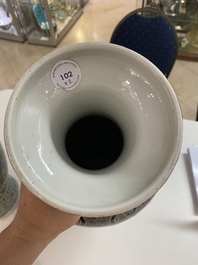 Een paar Chinese famille noire vazen, 19e eeuw