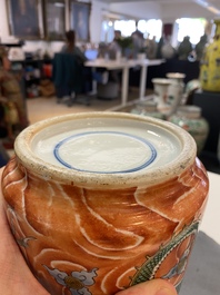Un vase de forme cylindrique en porcelaine de Chine famille verte &agrave; d&eacute;cor de dragons sur fond faux-bois, 19/20&egrave;me