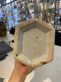 Een Chinese blauw-witte en koperrode vaas met een bergachtig landschap, 19e eeuw