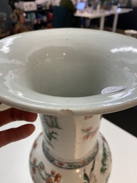 Een paar Chinese famille verte 'yenyen' vazen met eksters bij prunusbloesems, 19e eeuw