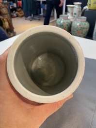 Un vase de forme cylindrique en porcelaine de Chine famille verte &agrave; d&eacute;cor de dragons sur fond faux-bois, 19/20&egrave;me